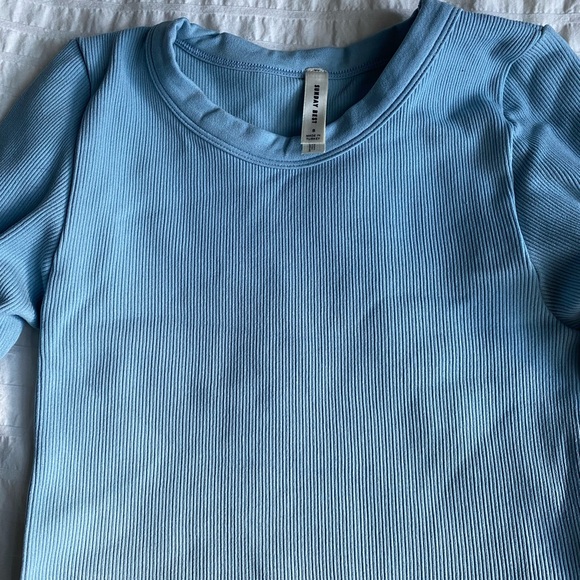 SUNDAY BEST ribbed long sleeve!!! This is the sinch seamless top💙💙 - Picture 3 of 3